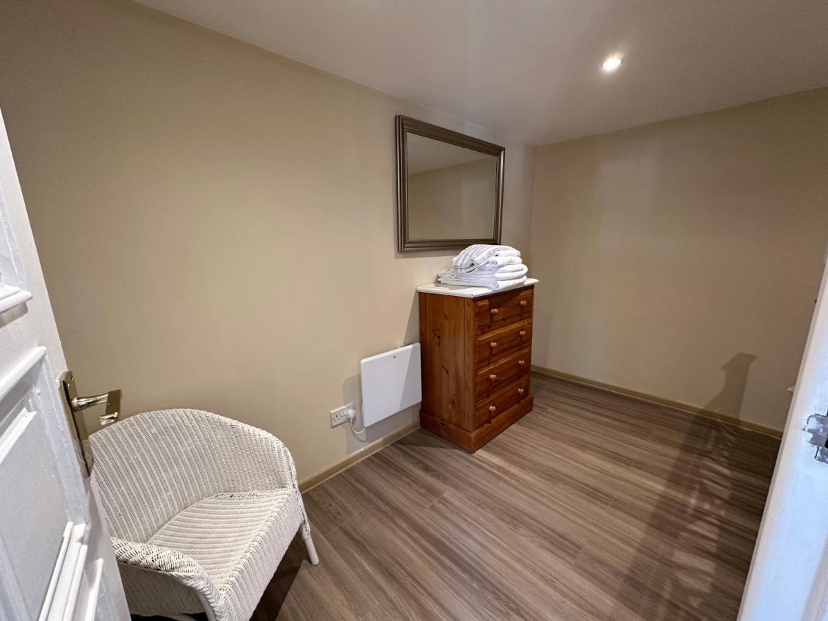 Apartment Honey Behind Wilmot House *